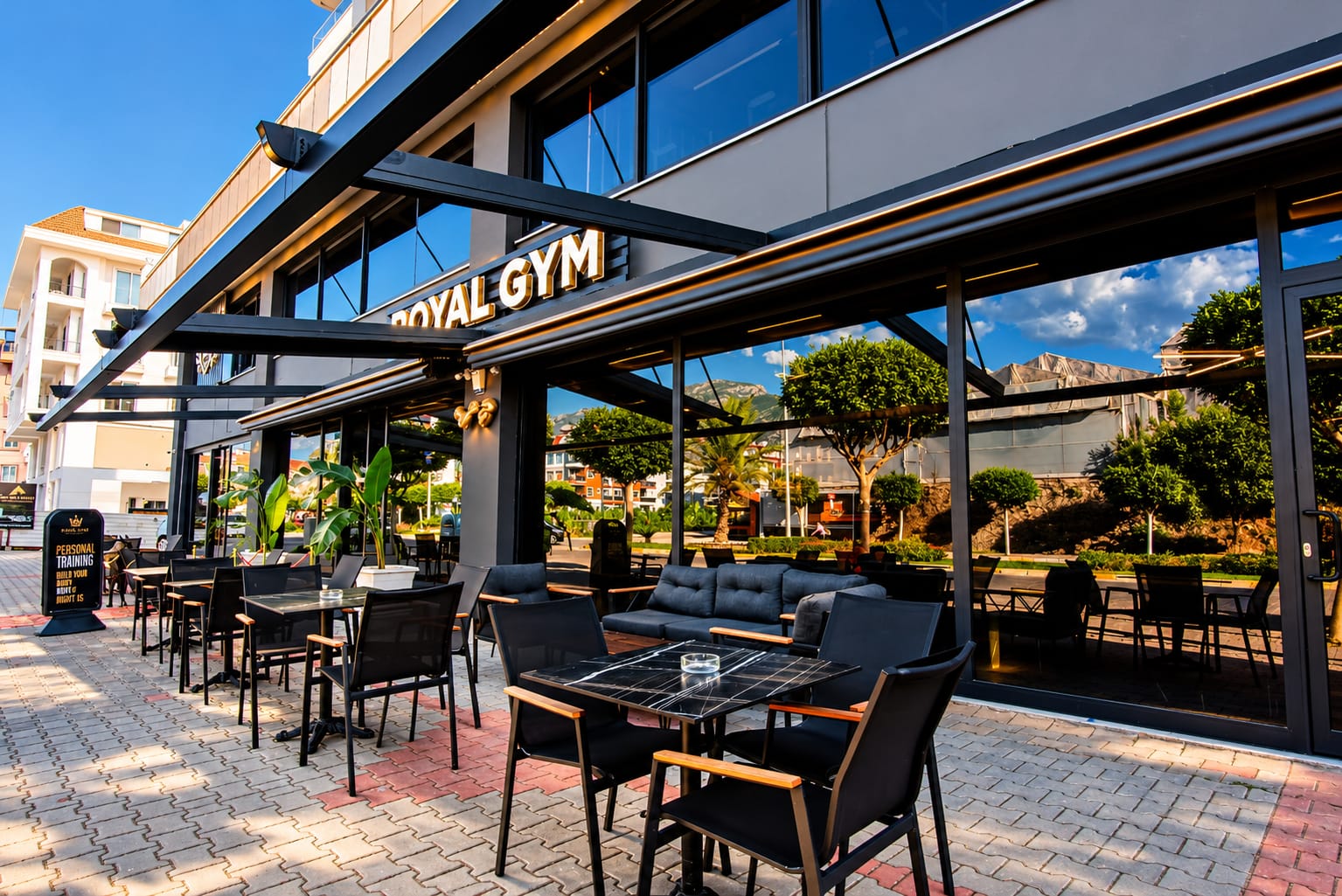 Royal Gym Аланья: фитнес в Кестеле, Royal Drinks и история Джема Аксоя